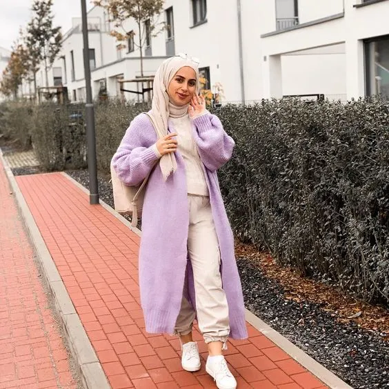 Belum Redup, Ini Potret 9 Hijabers dengan Busana Serba Lilac yang Menawan dan Manis! 10