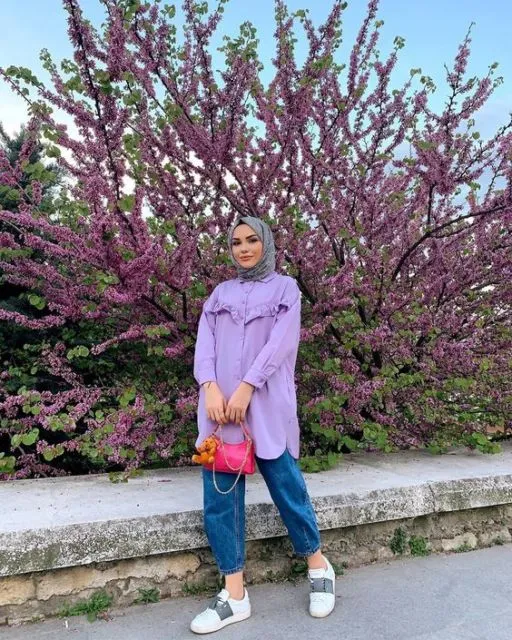 Belum Redup, Ini Potret 9 Hijabers dengan Busana Serba Lilac yang Menawan dan Manis! 12