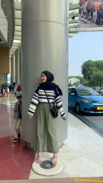 Kumpulan Foto OOTD dengan Sweater Minimalis Buat Hijabers. Pas Buat Musim Hujan! 10