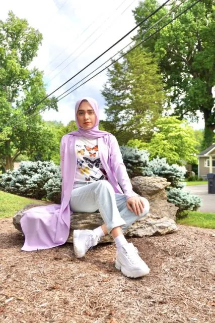 Belum Redup, Ini Potret 9 Hijabers dengan Busana Serba Lilac yang Menawan dan Manis! 16