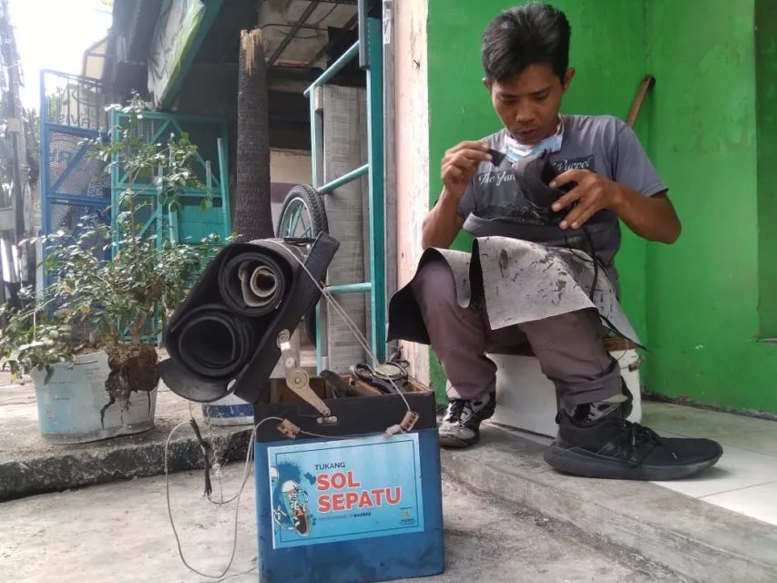 11 Profesi ini Bisa Dibilang Sudah Mulai Langka Keberadaannya. Kamu Masih Sering Lihat Nggak? 21