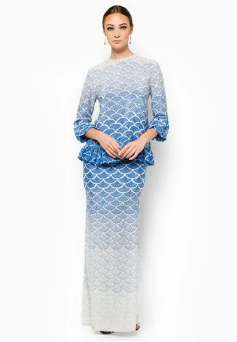 9 Potret Kebaya Ombre yang Tetap Elegan Saat Dipakai. Kekinian, tapi Santun! 10
