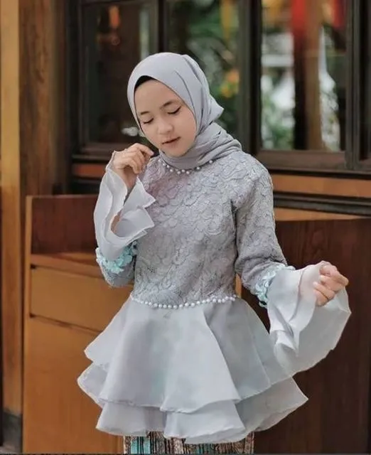 Bukan Brokat atau Tile, Ini 9 Potret Cantik Kebaya Organza Bernuansa Pastel. Mewah dan Elegan! 11