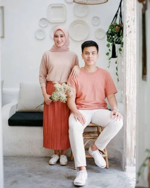 8 Ide Busana Couple yang 'Nggak Couple Banget'. Anti Norak, Bisa Bikin Kompak! 10