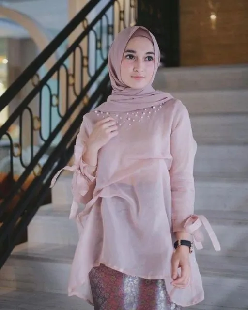 Bukan Brokat atau Tile, Ini 9 Potret Cantik Kebaya Organza Bernuansa Pastel. Mewah dan Elegan! 12