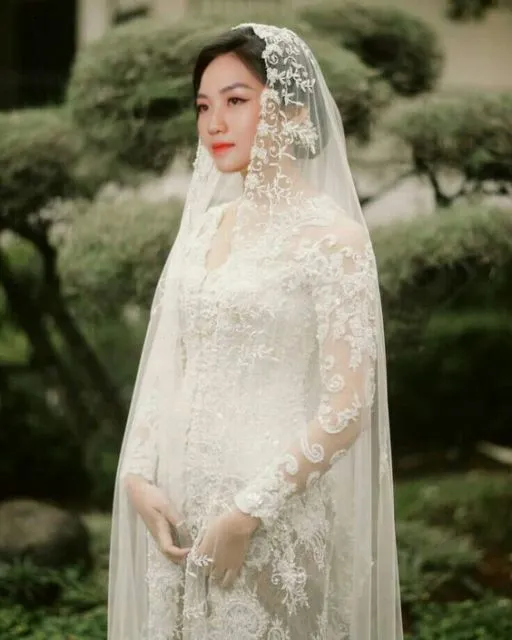 9 Kebaya Putih Tradisional Namun Dikemas Modern; Referensi Pas Buatmu yang Simpel! 11