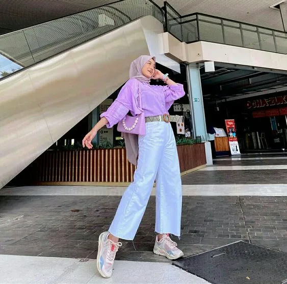 Belum Redup, Ini Potret 9 Hijabers dengan Busana Serba Lilac yang Menawan dan Manis! 13