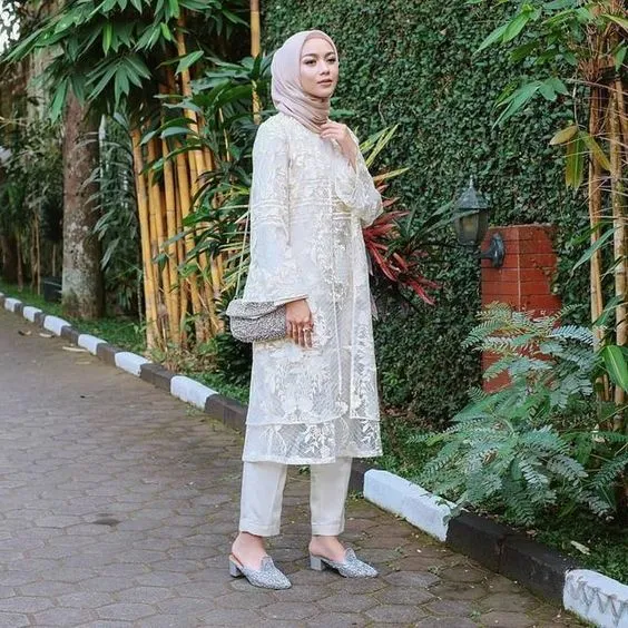 9 Kebaya Putih Tradisional Namun Dikemas Modern; Referensi Pas Buatmu yang Simpel! 17