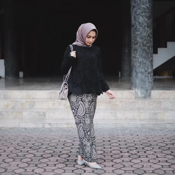 5 Referensi Kebaya Hijab Berwarna Hitam di 2021. Desainnya Langka, Tampilannya Sempurna! 10