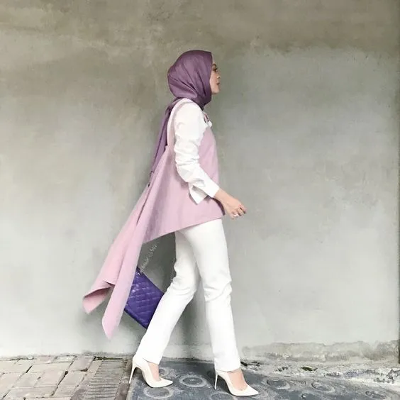 Belum Redup, Ini Potret 9 Hijabers dengan Busana Serba Lilac yang Menawan dan Manis! 14