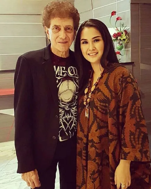 6 Artis ini Menikah Kembali di Usia 50 Tahun Lebih. Jodoh Memang Rahasia Tuhan 13