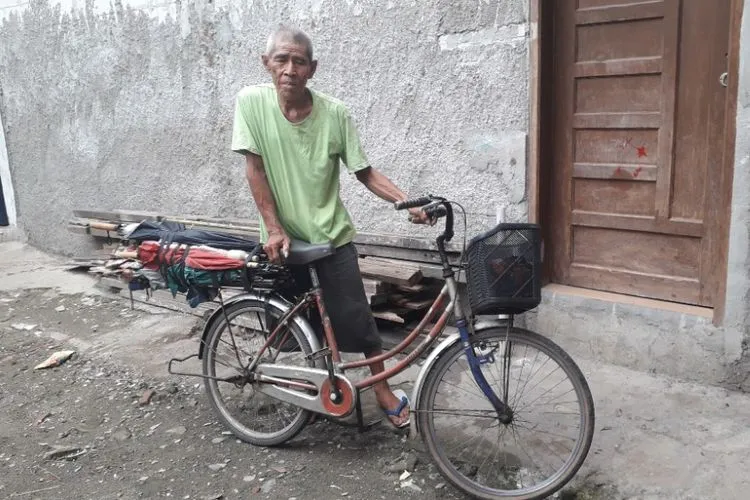 11 Profesi ini Bisa Dibilang Sudah Mulai Langka Keberadaannya. Kamu Masih Sering Lihat Nggak? 16