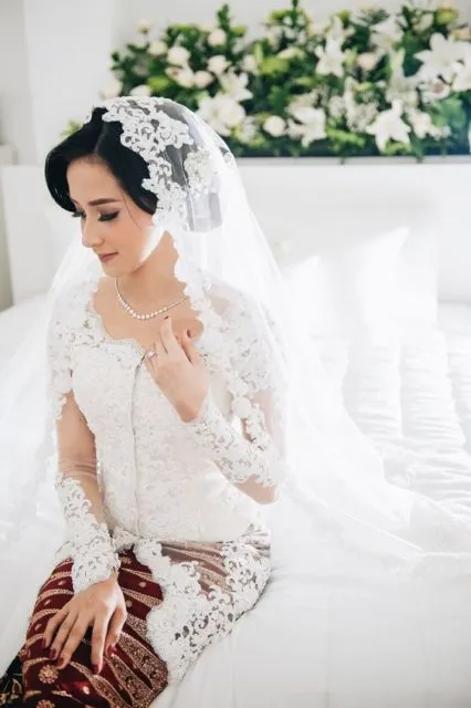 9 Kebaya Putih Tradisional Namun Dikemas Modern; Referensi Pas Buatmu yang Simpel! 16