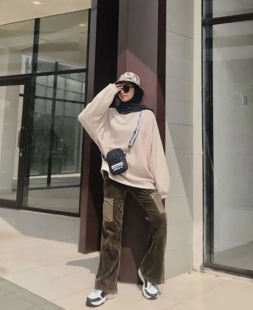 Kumpulan Foto OOTD dengan Sweater Minimalis Buat Hijabers. Pas Buat Musim Hujan! 12