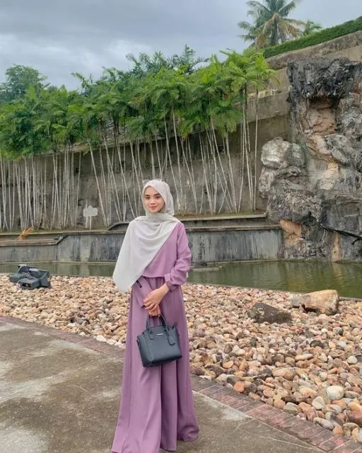 Belum Redup, Ini Potret 9 Hijabers dengan Busana Serba Lilac yang Menawan dan Manis! 15