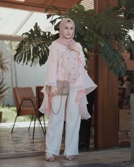 Bukan Brokat atau Tile, Ini 9 Potret Cantik Kebaya Organza Bernuansa Pastel. Mewah dan Elegan! 10