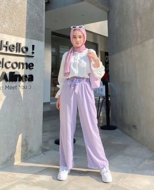 Belum Redup, Ini Potret 9 Hijabers dengan Busana Serba Lilac yang Menawan dan Manis! 11