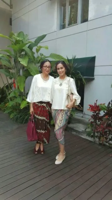 9 Kebaya Putih Tradisional Namun Dikemas Modern; Referensi Pas Buatmu yang Simpel! 14