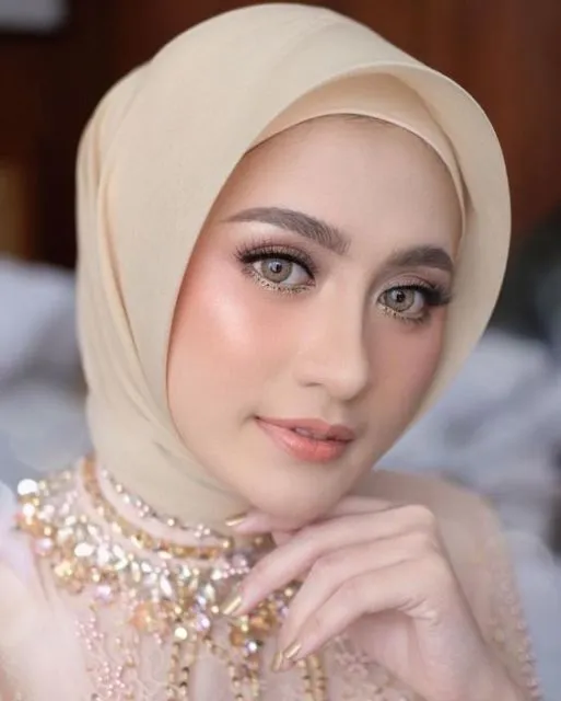 5 Contoh Makeup Hijab yang Bisa Kamu Tiru, Mulai dari yang Natural Sampai Bold Ada! 6