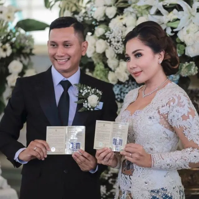 10 Pasangan Artis dengan Usia Terpaut Jauh; Lebih dari 15 Tahun 18