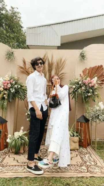 8 Ide Busana Couple yang 'Nggak Couple Banget'. Anti Norak, Bisa Bikin Kompak! 15