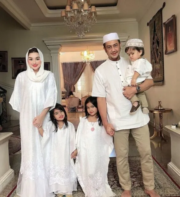 10 Pasangan Artis dengan Usia Terpaut Jauh; Lebih dari 15 Tahun 16