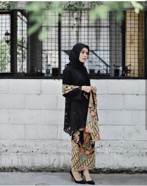 5 Referensi Kebaya Hijab Berwarna Hitam di 2021. Desainnya Langka, Tampilannya Sempurna! 7