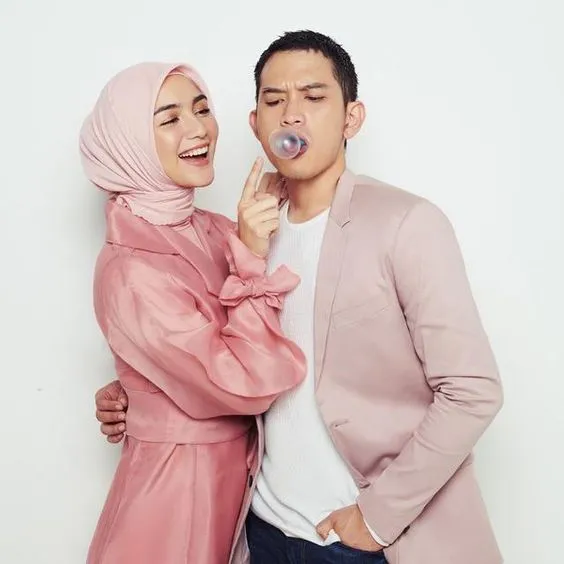 8 Ide Busana Couple yang 'Nggak Couple Banget'. Anti Norak, Bisa Bikin Kompak! 18
