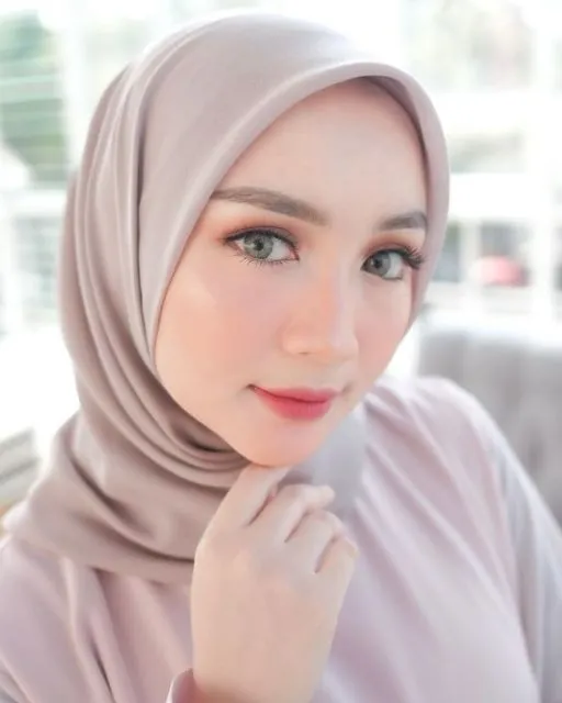 5 Contoh Makeup Hijab yang Bisa Kamu Tiru, Mulai dari yang Natural Sampai Bold Ada! 7