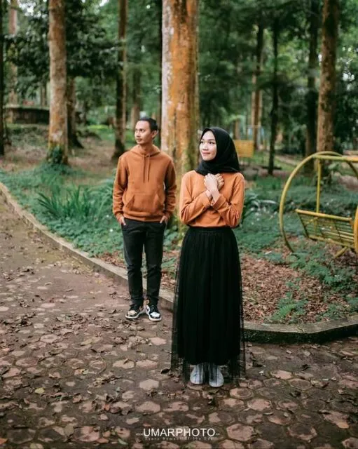 8 Ide Busana Couple yang 'Nggak Couple Banget'. Anti Norak, Bisa Bikin Kompak! 16