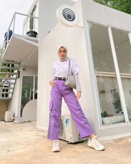 Belum Redup, Ini Potret 9 Hijabers dengan Busana Serba Lilac yang Menawan dan Manis! 17