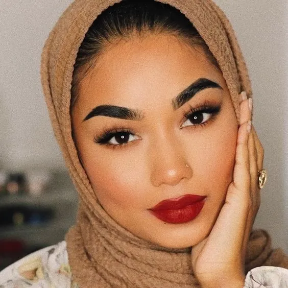 5 Contoh Makeup Hijab yang Bisa Kamu Tiru, Mulai dari yang Natural Sampai Bold Ada! 10