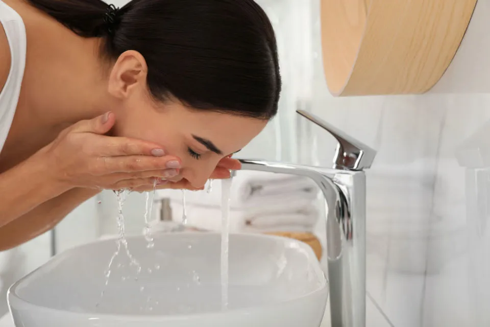 6 Cara Mengoleskan Krim Wajah yang Benar. Gerakannya Memutar ke Dalam Biar Hasilnya Optimal 7