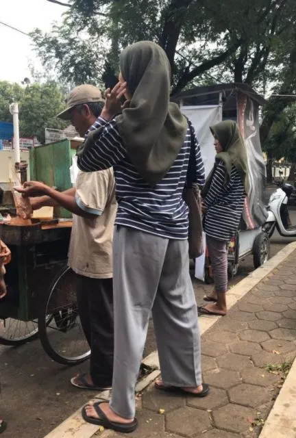 Momen Kocak Nggak Sengaja Kembaran Pakaian sama Orang Lain. Absurd Banget! 13