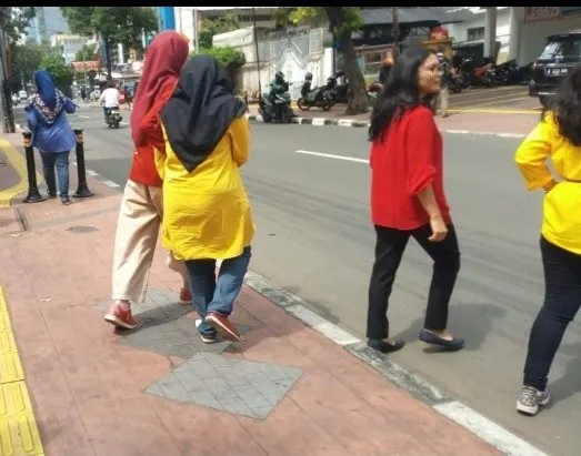 Momen Kocak Nggak Sengaja Kembaran Pakaian sama Orang Lain. Absurd Banget! 16