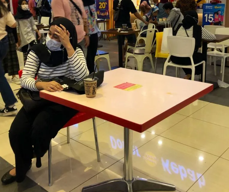 Momen Kocak Nggak Sengaja Kembaran Pakaian sama Orang Lain. Absurd Banget! 18