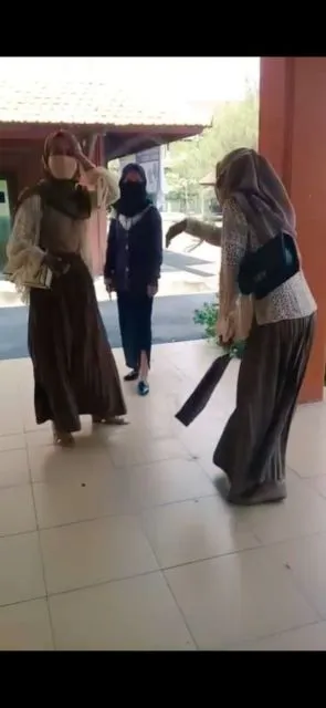 Momen Kocak Nggak Sengaja Kembaran Pakaian sama Orang Lain. Absurd Banget! 15