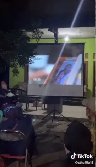 Viral Video Orang Hajatan Malah Nobar Sinetron Ikatan Cinta. Begini nih Layar Tancap 4.0~ 4