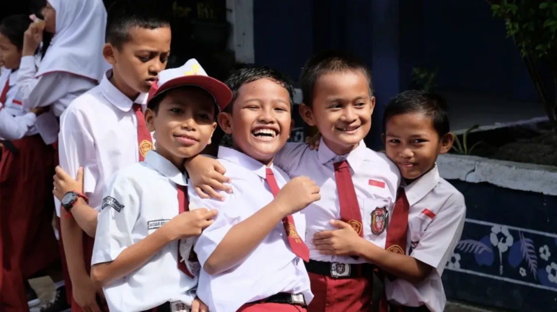 Susahnya Punya Barang Baru di Masa Sekolah. Langsung Jadi Sasaran Banyak Bocah Lain! 4