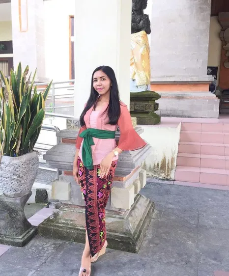 9 Potret Kebaya Ombre yang Tetap Elegan Saat Dipakai. Kekinian, tapi Santun! 13