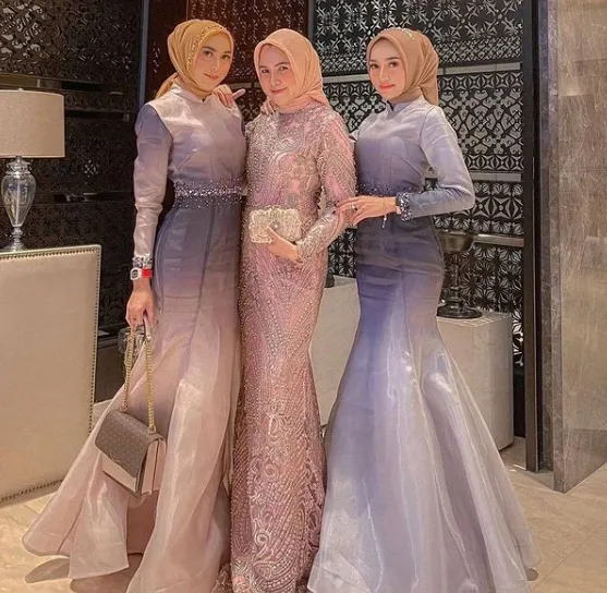 9 Potret Kebaya Ombre yang Tetap Elegan Saat Dipakai. Kekinian, tapi Santun! 14