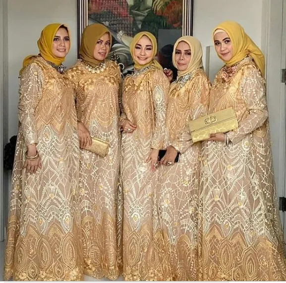 9 Potret Kebaya Ombre yang Tetap Elegan Saat Dipakai. Kekinian, tapi Santun! 15