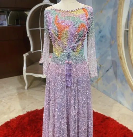 9 Potret Kebaya Ombre yang Tetap Elegan Saat Dipakai. Kekinian, tapi Santun! 16