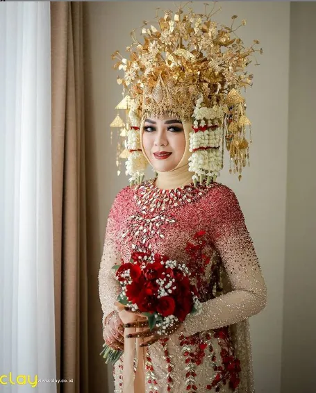 9 Potret Kebaya Ombre yang Tetap Elegan Saat Dipakai. Kekinian, tapi Santun! 17