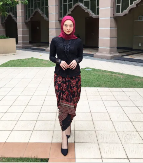 5 Referensi Kebaya Hijab Berwarna Hitam di 2021. Desainnya Langka, Tampilannya Sempurna! 6