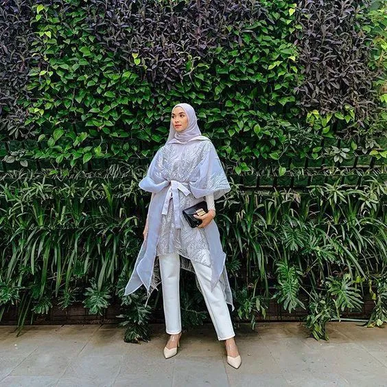 Bukan Brokat atau Tile, Ini 9 Potret Cantik Kebaya Organza Bernuansa Pastel. Mewah dan Elegan! 15