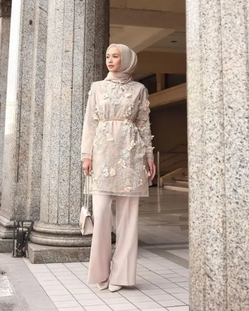 Bukan Brokat atau Tile, Ini 9 Potret Cantik Kebaya Organza Bernuansa Pastel. Mewah dan Elegan! 14
