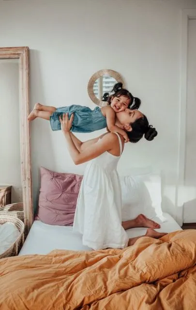 Memanfaatkan Lingkungan Sekitar, Ini 9 Konsep Photoshoot Ibu-Anak yang Apik! 13