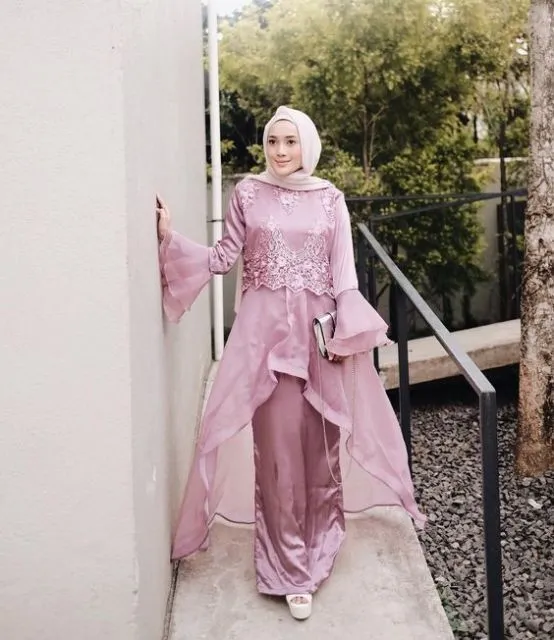 Bukan Brokat atau Tile, Ini 9 Potret Cantik Kebaya Organza Bernuansa Pastel. Mewah dan Elegan! 16