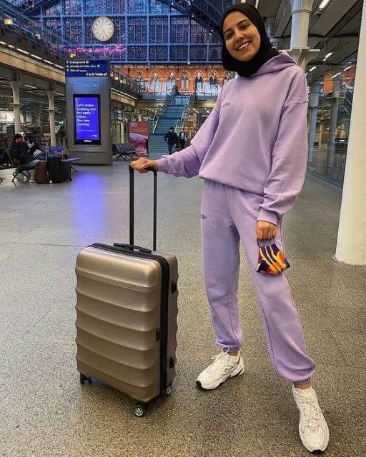 Belum Redup, Ini Potret 9 Hijabers dengan Busana Serba Lilac yang Menawan dan Manis! 18